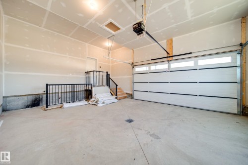 42 20425 93 Avenue, Edmonton, AB - Indoor Photo Showing Garage
