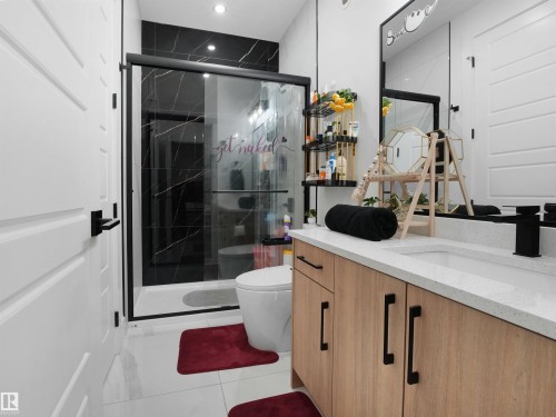 2928 1 Avenue, Edmonton, AB - Indoor Photo Showing Bathroom