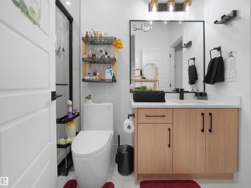 2928 1 Avenue, Edmonton, AB - Indoor Photo Showing Bathroom