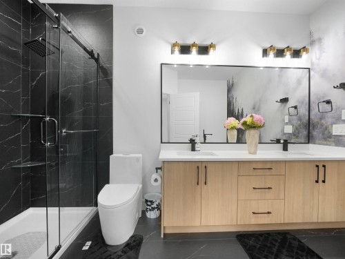 2928 1 Avenue, Edmonton, AB - Indoor Photo Showing Bathroom