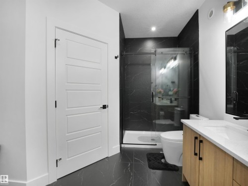 2928 1 Avenue, Edmonton, AB - Indoor Photo Showing Bathroom