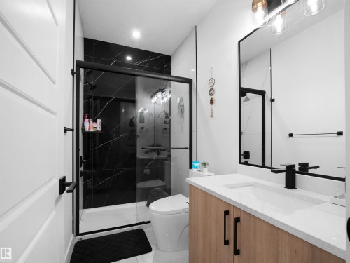 2928 1 Avenue, Edmonton, AB - Indoor Photo Showing Bathroom