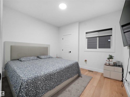 2928 1 Avenue, Edmonton, AB - Indoor Photo Showing Bedroom