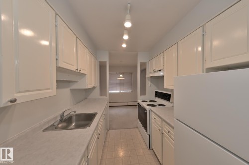 303 11420 40 Avenue, Edmonton, AB - Indoor Photo Showing Kitchen
