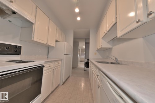 303 11420 40 Avenue, Edmonton, AB - Indoor Photo Showing Kitchen