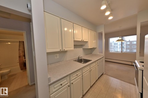 303 11420 40 Avenue, Edmonton, AB - Indoor Photo Showing Kitchen