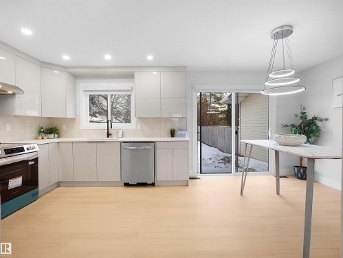 9409 173 Street, Edmonton, AB - Indoor Photo Showing Kitchen With Upgraded Kitchen