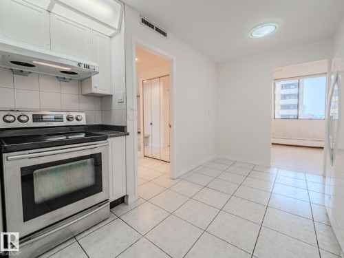 1403 10160 115 Street, Edmonton, AB - Indoor Photo Showing Kitchen