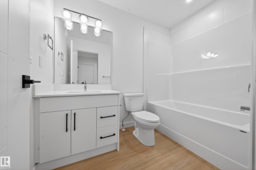 3736 Erlanger Drive, Edmonton, AB - Indoor Photo Showing Bathroom