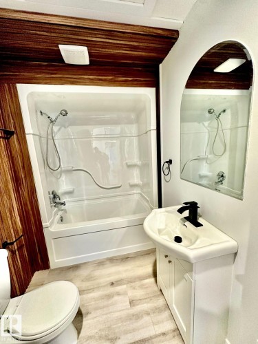 A 9232 75 Street, Edmonton, AB - Indoor Photo Showing Bathroom