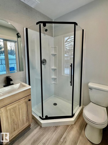 A 9232 75 Street, Edmonton, AB - Indoor Photo Showing Bathroom