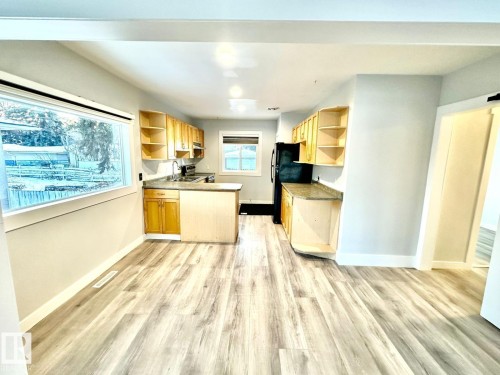 A 9232 75 Street, Edmonton, AB - Indoor Photo Showing Kitchen