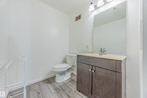 3-pce bath in the lower level - 2551 135 Avenue, Edmonton, AB - Indoor Photo Showing Bathroom
