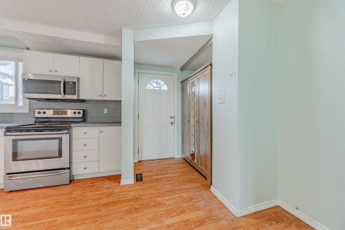 2551 135 Avenue, Edmonton, AB - Indoor Photo Showing Kitchen