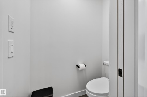 Bathroom with baseboards and toilet - 2098 Graydon Hill Crescent, Edmonton, AB - Indoor Photo Showing Bathroom