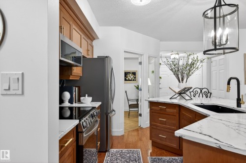 103 9811 96A Street, Edmonton, AB - Indoor Photo Showing Kitchen