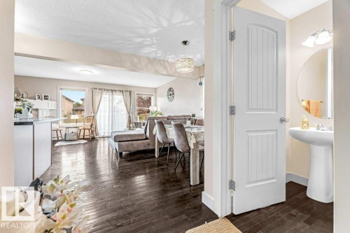 1137 37B Avenue, Edmonton, AB - Indoor