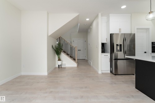 112 Bluff Cove, Leduc, AB - Indoor Photo Showing Kitchen