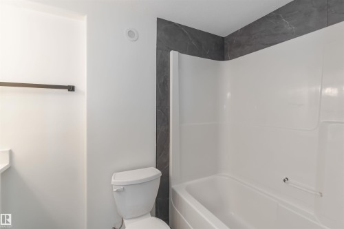 10309 167A Avenue, Edmonton, AB - Indoor Photo Showing Bathroom