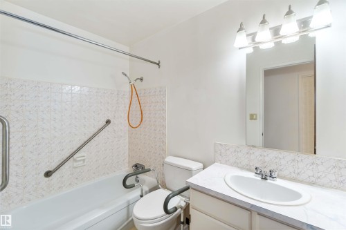 4130 134A Avenue, Edmonton, AB - Indoor Photo Showing Bathroom