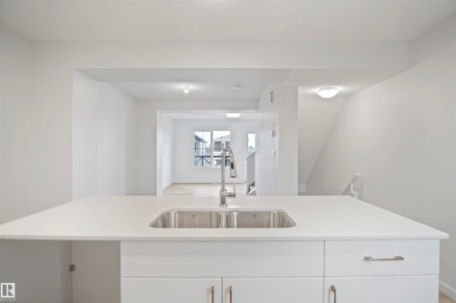 7062 Rosenthal Drive, Edmonton, AB - Indoor Photo Showing Kitchen