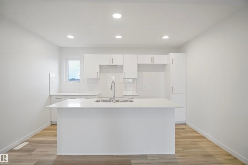 7062 Rosenthal Drive, Edmonton, AB - Indoor Photo Showing Kitchen With Upgraded Kitchen
