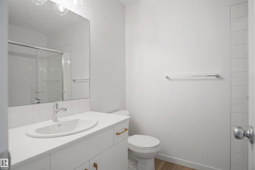7062 Rosenthal Drive, Edmonton, AB - Indoor Photo Showing Bathroom