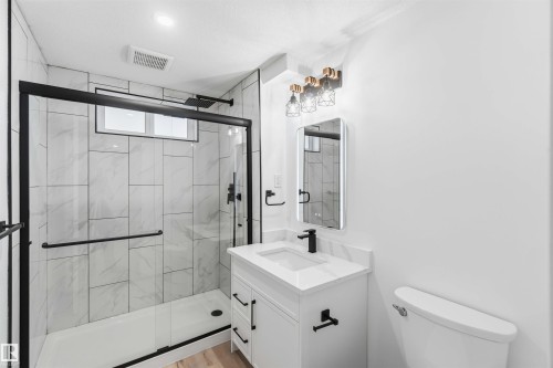 15016 57 Street, Edmonton, AB - Indoor Photo Showing Bathroom