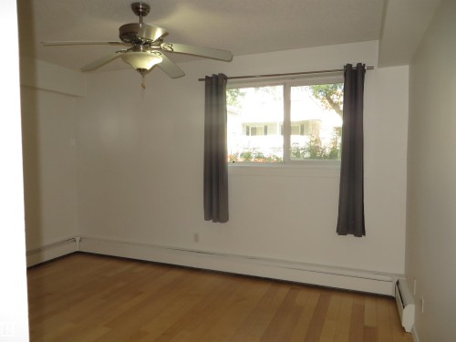 102 10547 83 Avenue, Edmonton, AB - Indoor Photo Showing Other Room