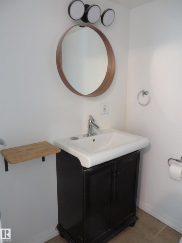 102 10547 83 Avenue, Edmonton, AB - Indoor Photo Showing Bathroom