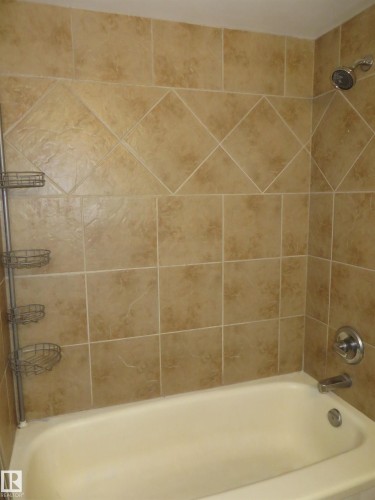 102 10547 83 Avenue, Edmonton, AB - Indoor Photo Showing Bathroom