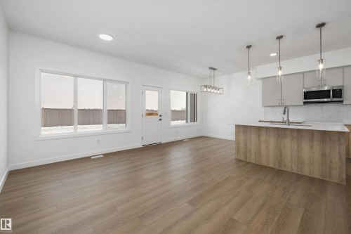 20820 40 Avenue, Edmonton, AB - Indoor Photo Showing Kitchen