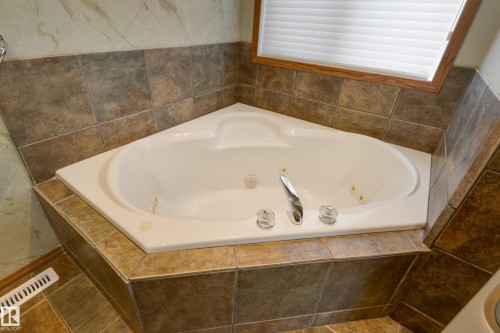 96 Linksview Drive, Spruce Grove, AB - Indoor Photo Showing Bathroom
