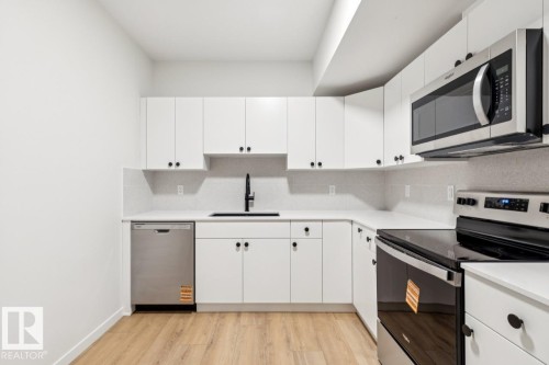 22923 80 Avenue, Edmonton, AB - Indoor Photo Showing Kitchen