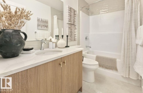 4546 Kinsella Link, Edmonton, AB - Indoor Photo Showing Bathroom