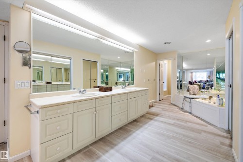1027 109 Street, Edmonton, AB - Indoor Photo Showing Bathroom