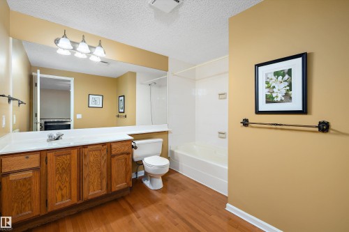 1027 109 Street, Edmonton, AB - Indoor Photo Showing Bathroom