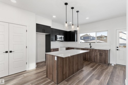 1218 Mcleod Avenue, Spruce Grove, AB - Indoor Photo Showing Kitchen With Upgraded Kitchen