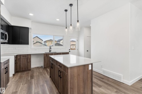 1218 Mcleod Avenue, Spruce Grove, AB - Indoor Photo Showing Kitchen With Upgraded Kitchen