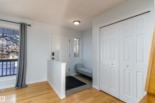 2309 39 Avenue Nw, Edmonton, AB - Indoor