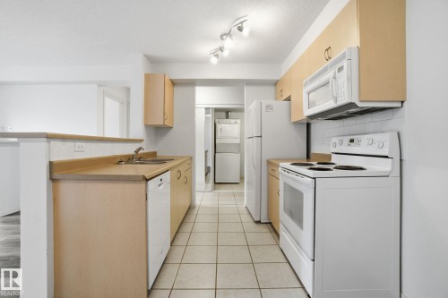 424 17011 67 Avenue, Edmonton, AB - Indoor Photo Showing Kitchen