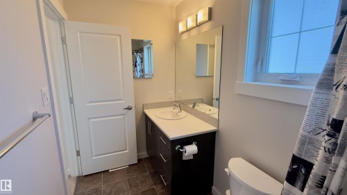 903 Crystallina Nera Way, Edmonton, AB - Indoor Photo Showing Bathroom