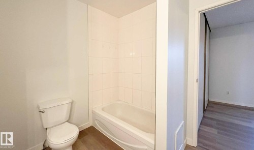 10427 24 Avenue, Edmonton, AB - Indoor Photo Showing Bathroom