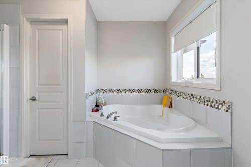 6934 19A Avenue Sw, Edmonton, AB - Indoor Photo Showing Bathroom