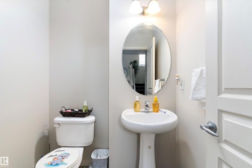 6934 19A Avenue Sw, Edmonton, AB - Indoor Photo Showing Bathroom