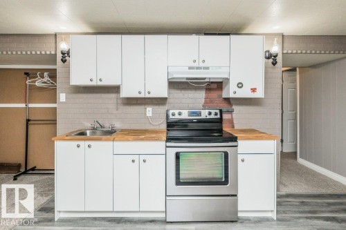 5304 92 Avenue, Edmonton, AB - Indoor Photo Showing Kitchen