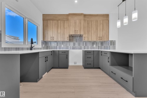 752 Mattson Drive, Edmonton, AB - Indoor Photo Showing Kitchen