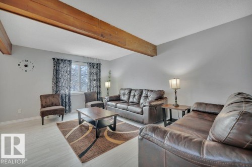 322 Willow Court, Edmonton, AB - Indoor Photo Showing Living Room