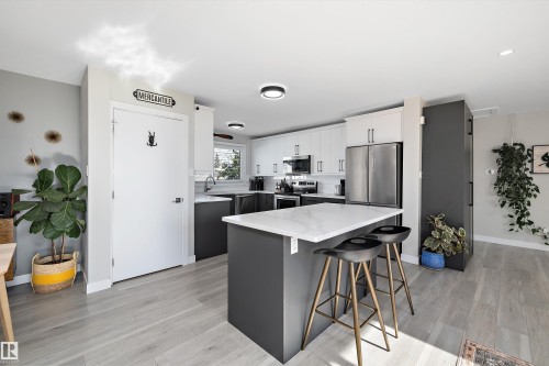 6304 94A Avenue, Edmonton, AB - Indoor Photo Showing Kitchen With Upgraded Kitchen