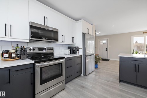 6304 94A Avenue, Edmonton, AB - Indoor Photo Showing Kitchen